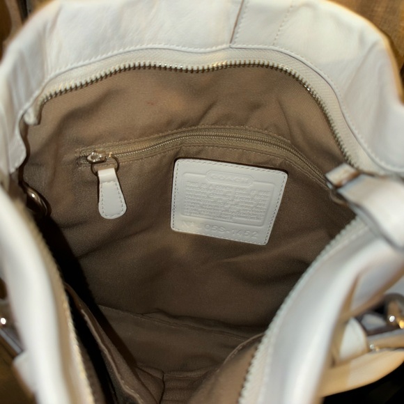 Coach White Leather Shoulder Bag with matching wallet - Picture 8 of 9
